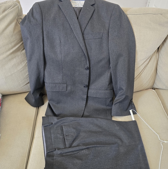 Classic Gray Men's Suit - Picture 1 of 9